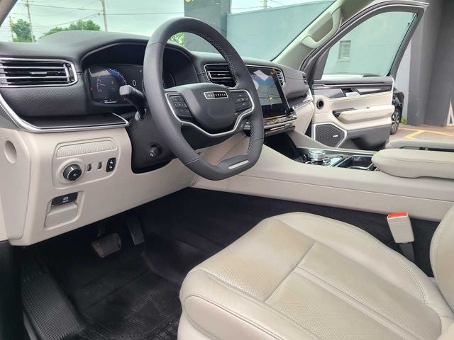 2023 Jeep Wagoneer Base