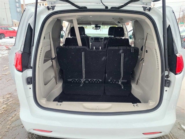 2024 Chrysler Voyager LX