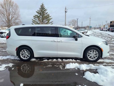 2024 Chrysler Voyager LX